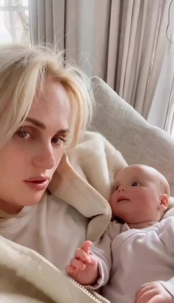    Ребел Уилсон показала дочьСоцсети Ребел Уилсон