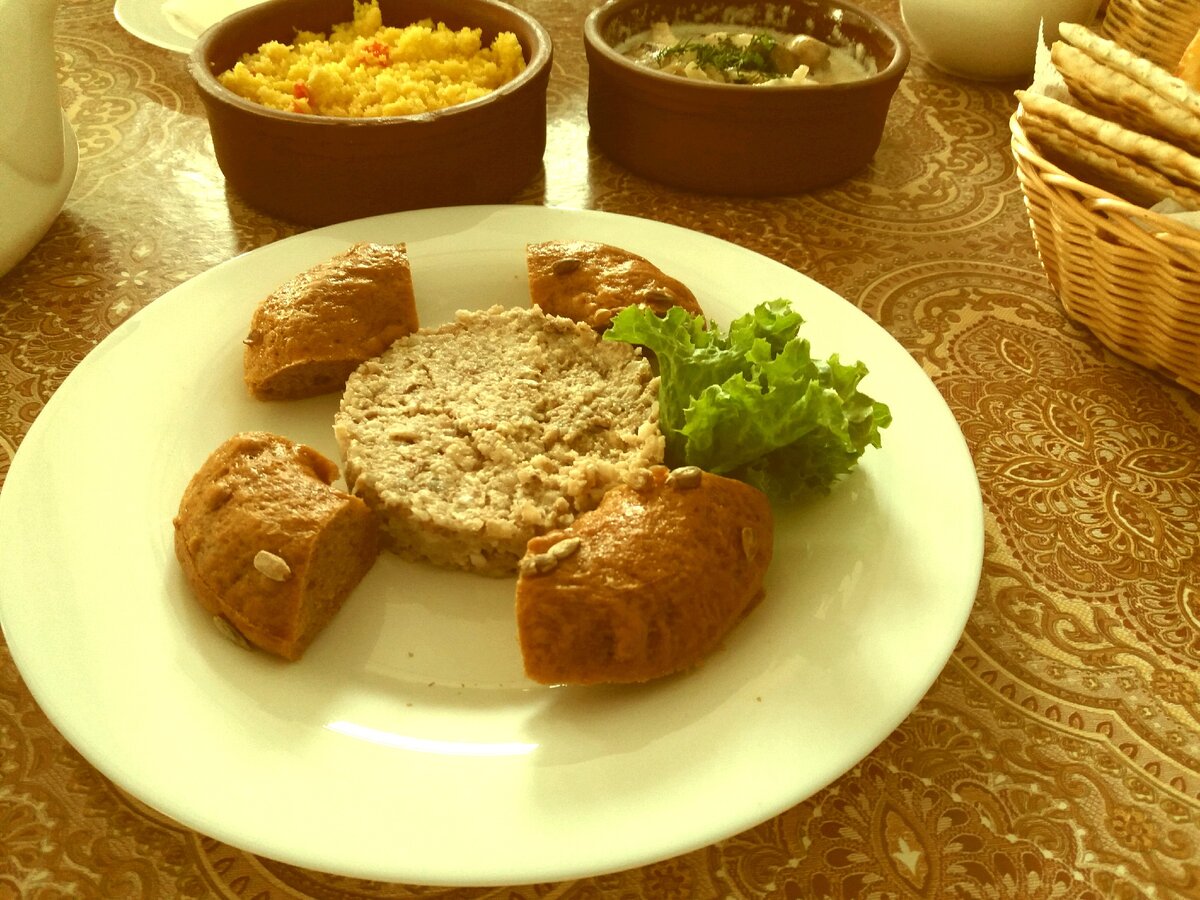 Форшмак подали с лепешкой и листьями салата