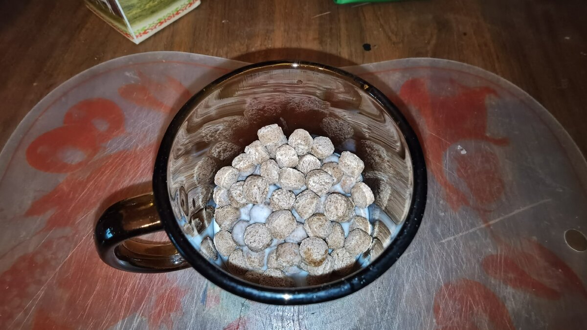 Насыпаем в кружку отрубей. Я кидаю на глаз где-то на 2 пальца.