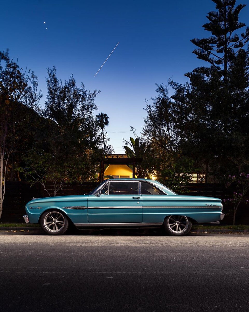 Пара фотографий компактного Ford Falcon, послужившего основой для будущей легенды мирового автопрома - Ford Mustang!