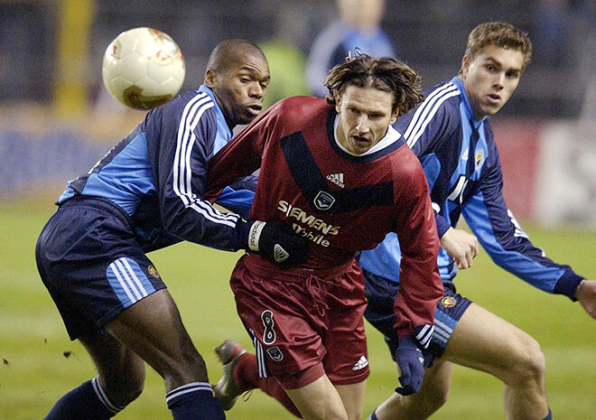 Смертин  за Бордо бориться с двумя игроками