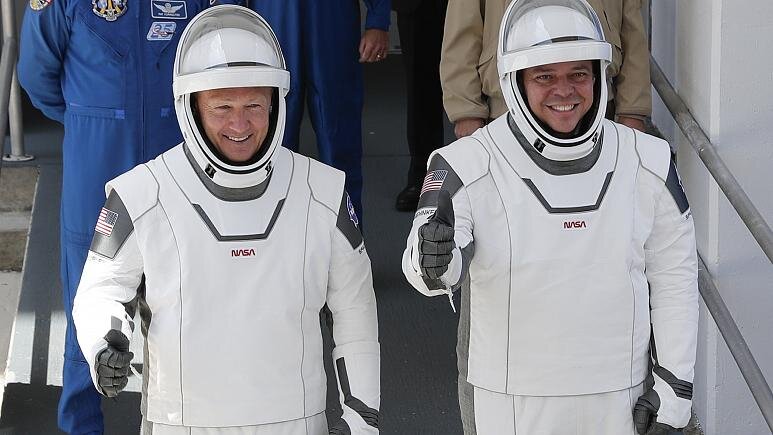 Элон Маск, удачный запуск SpaceX, космонавты на МКС, состыковались