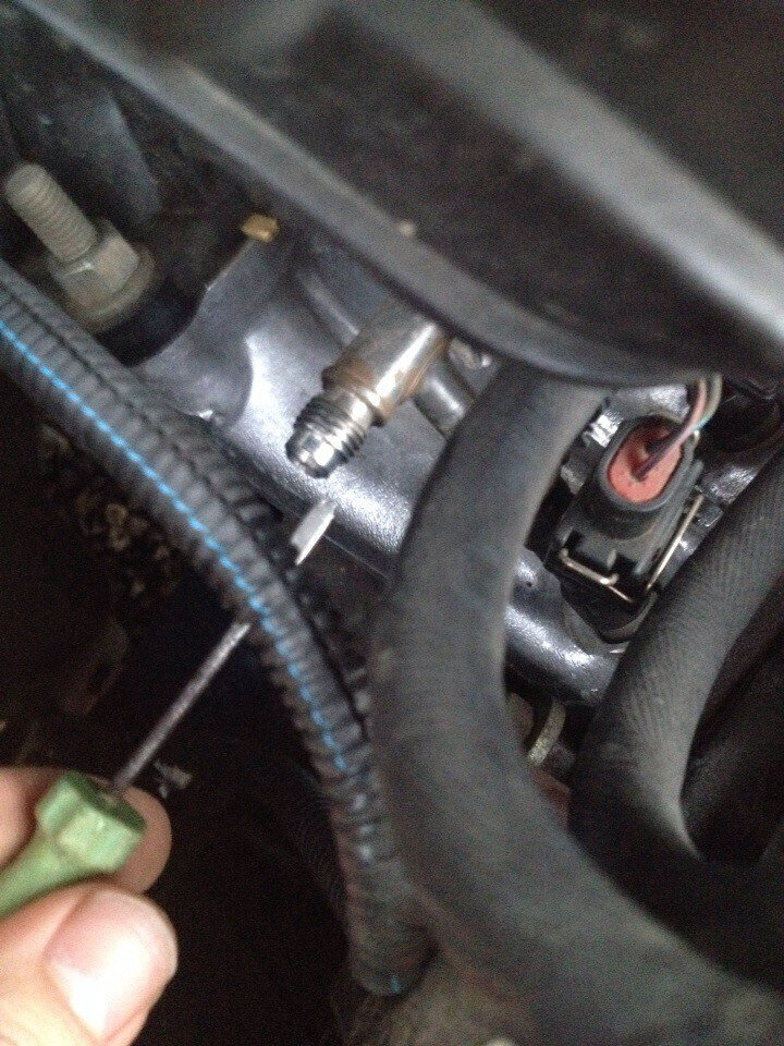 И переходим к бензонасосу, находится он под сиденьем задних пассажиров. Откидываем сиденье и находим вот такой лючок: