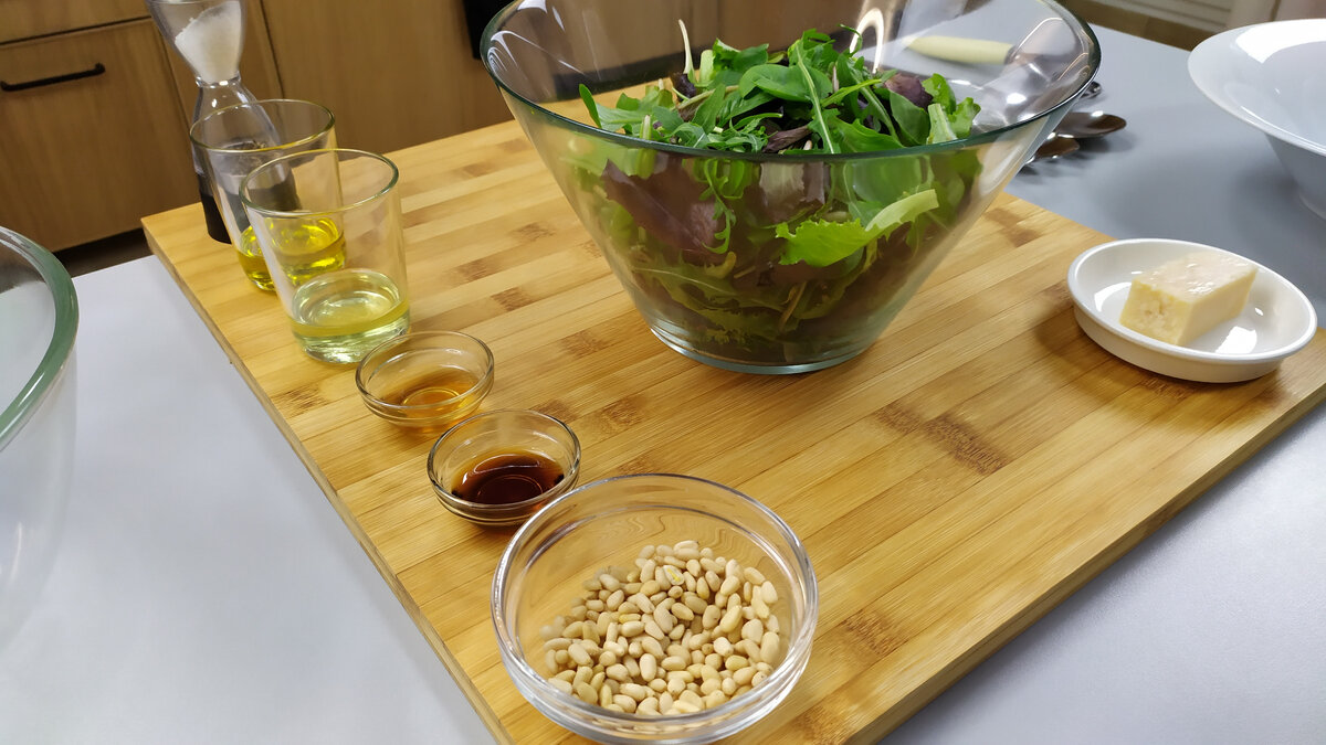 Микс салат с соусом винегрет, кедровыми орешками и Пармезаном