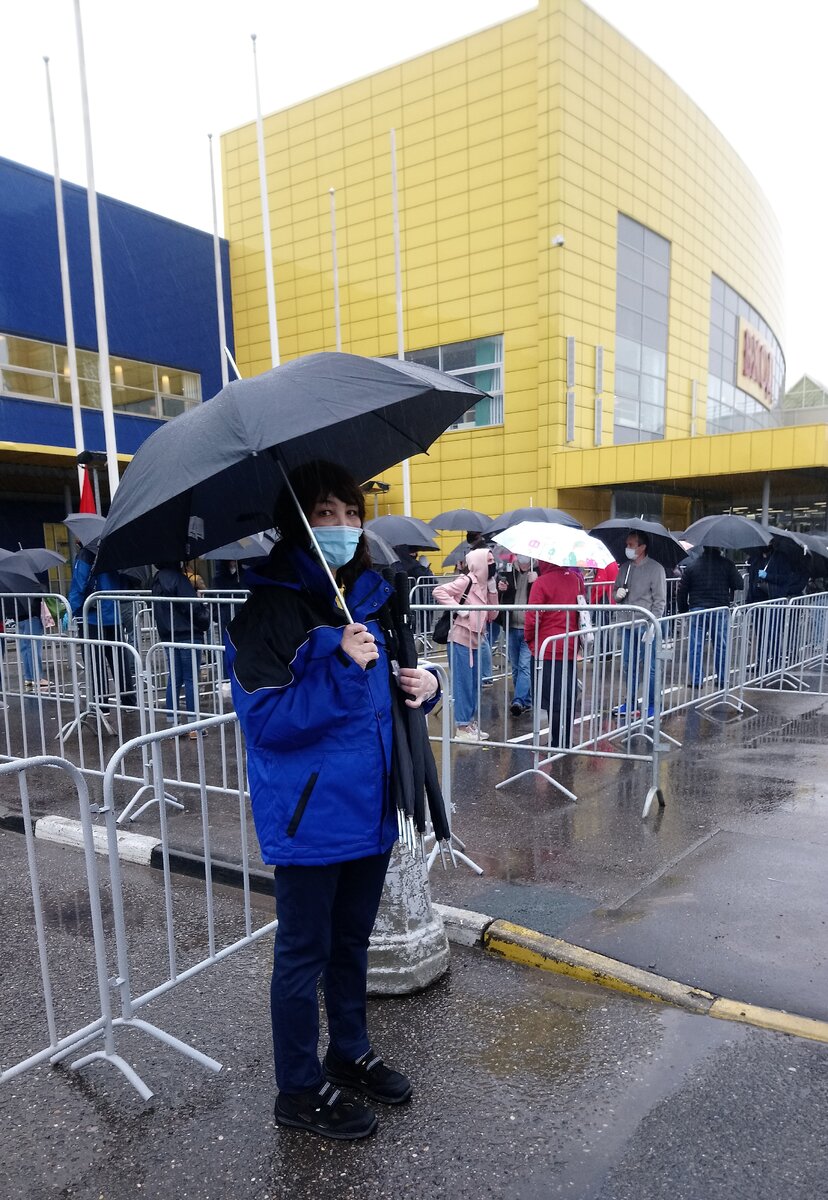  Девушка с зонтиками