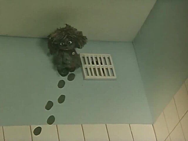 Даже домовой Кузька ищет виновных в беде - наверное,  в вентиляции спрятались. С сайта coub.com.