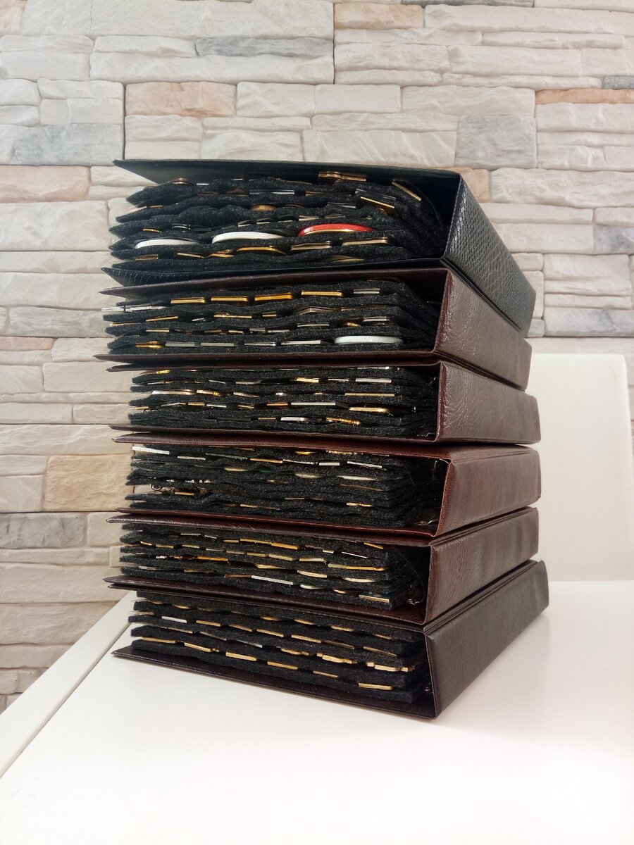 Видно, что сами альбомы современные, т.к. старые развалились, а поролон выкрошился от времени.