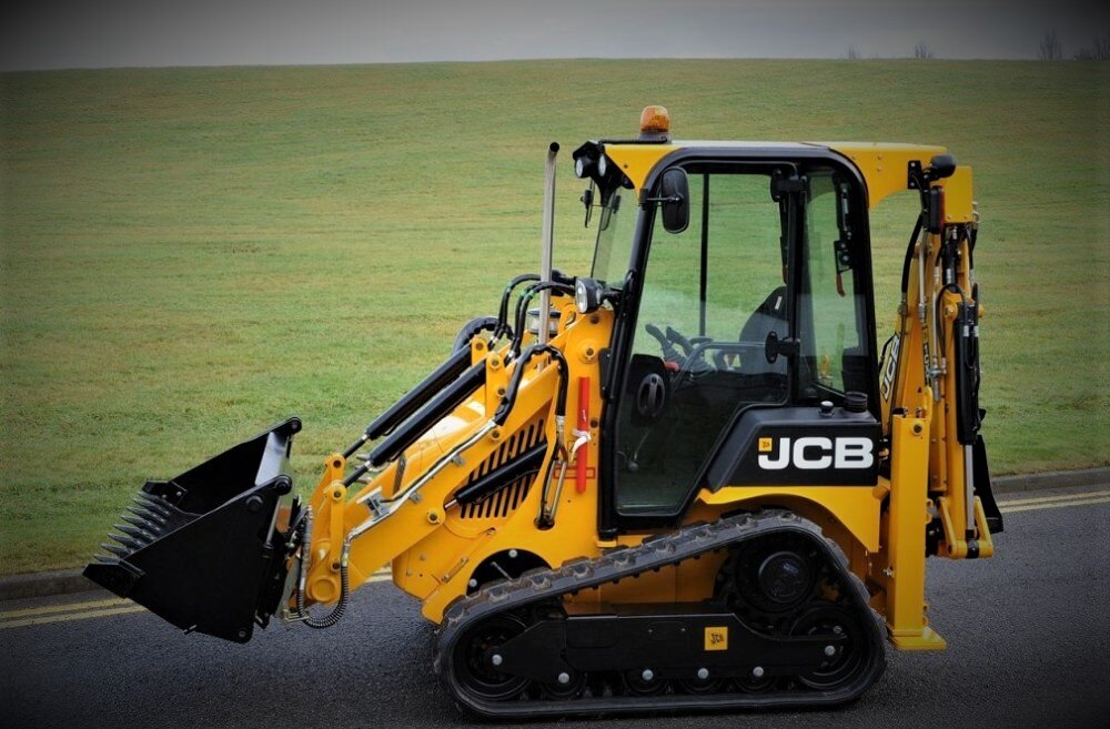 Гусеничный экскаватор-погрузчик JCB 1CXT, вид слева