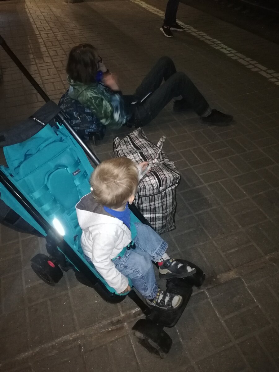 Где-то на вокзале в ожидании какого-то поезда