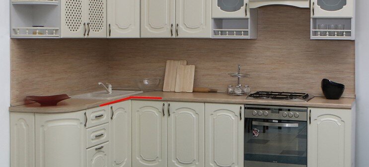 Прямой угол
Получается очень компактный вариант кухонного гарнитура, но со своими недостатками. Будет немного затруднена эксплуатация одной из тумб. Это можно просто решить, сделав ее полой.

Стандартный скошенный угол