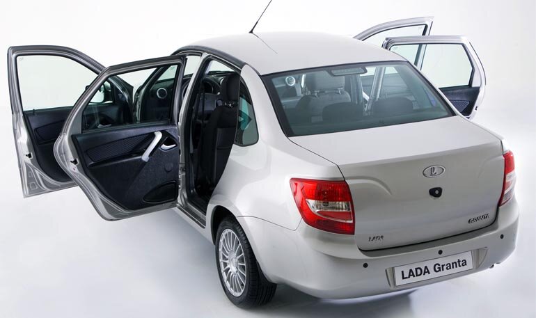 На гарантийных автомобилях семейства LADA Kalina, Granta, на внутренних рамках боковых дверей встречаются случаи истирания лакокрасочного покрытия (ЛКП) в зонах взаимного касания рамок и верхних уплотнителей проемов дверей из-за отсутствия технологического зазора. В начале июля в дилерские центры LADA было разослано информационное письмо, в котором даются рекомендации по устранению этих натиров (артикул дверей начинается на 11180).В документе указывается, что данные натиры ЛКП необходимо устранять локальной окраской, с обеспечением зазора между кромкой рамки двери и уплотнителем, в соответствии с технологической инструкцией 3100.25100.20554.А для исключения повторного истирания ЛКП следует провести наклейку защитной пленки (типа Tesa 51207), как показано на фото: