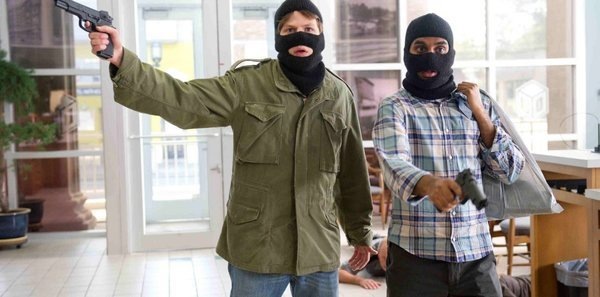 Как и в реальном мире, среди бела дня вас могут обмануть или ограбить. Некоторые виды жульничества родились в сети и заточены специально под нее. Но отлично приспособились к интернету и обычные мошенники «старой школы». 
Мошенничество
Мошенничество — это когда вы отдаете деньги, а в обмен вам что-то обещают. Неважно что — много денег когда-нибудь потом, старинный патефон или помочь от вашего имени больному ребенку, — важно, что вы этого не получите. Потому что изначально у вас собирались просто взять деньги и скрыться в голубой дали.
В интернете, где скрыться очень просто, а взаимодействие во многом построено на взаимном доверии, мошенничество — частая и почти неистребимая проблема.