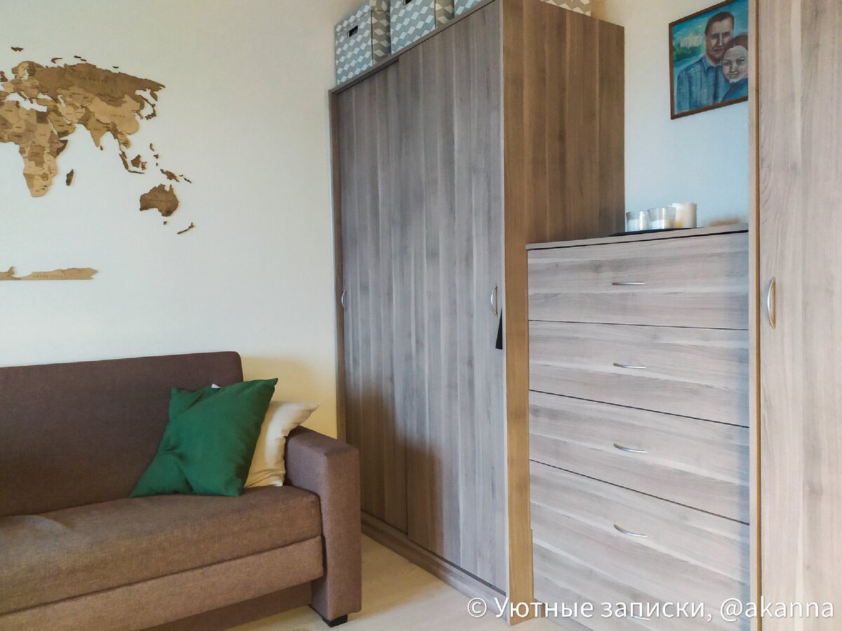 Наша одежда хранится в двух шкафах Тодален — это максимально бюджетная серия из Икеа. Они уже вышли из ассортимента. 