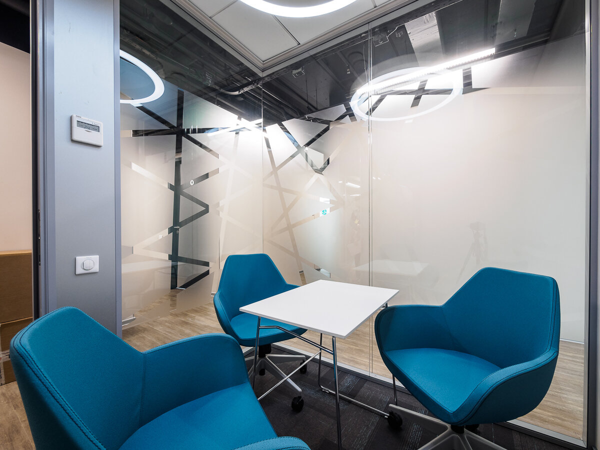 Типичный пример многофункционального помещения в современном офисном интерьере.