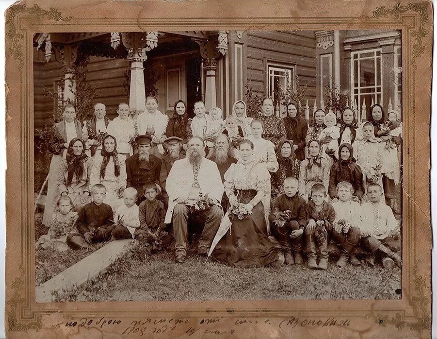 По центру - Мартьян с супругой. Трудоспособное мужеское население находится в Петербурге на заработках