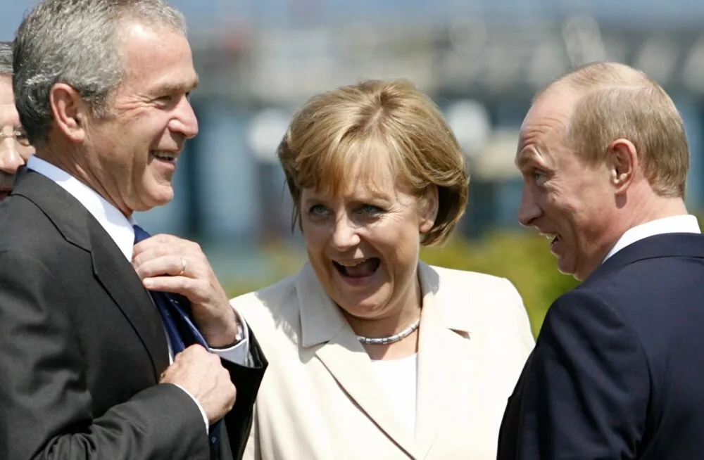 Политика и человечность гуляют рядом... но только 5 минут...