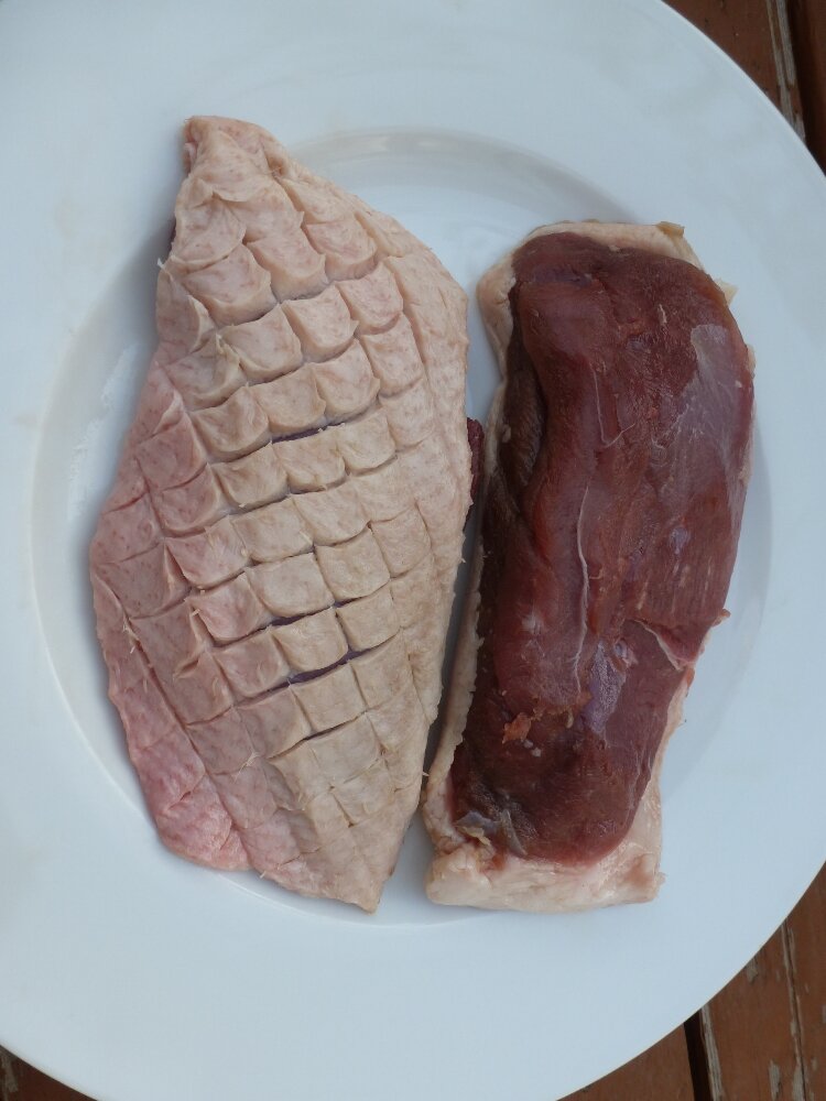 Надрезы на жире утиной грудки