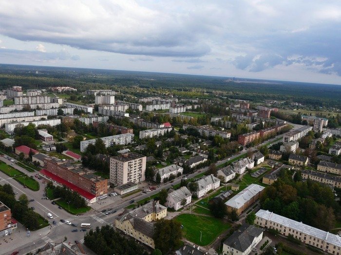 Город Сланцы - до развала Советского союза отсюда шли поставки горючих сланцев в Прибалтику. Город расположен поблизости от богатейшего месторождения данных полезных ископаемых. Источник фото: ptmap.ru