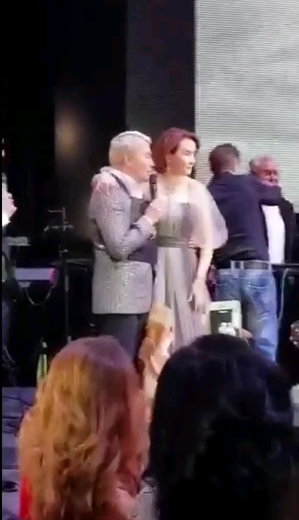 С той самой свадьбы. Кадр отвеса комплимента.