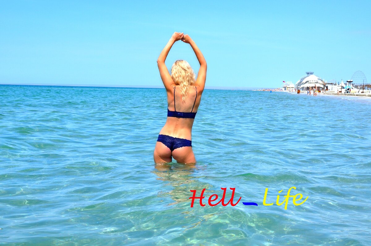 Знаете, зачем Она все время поднимает вверх руки на фото?