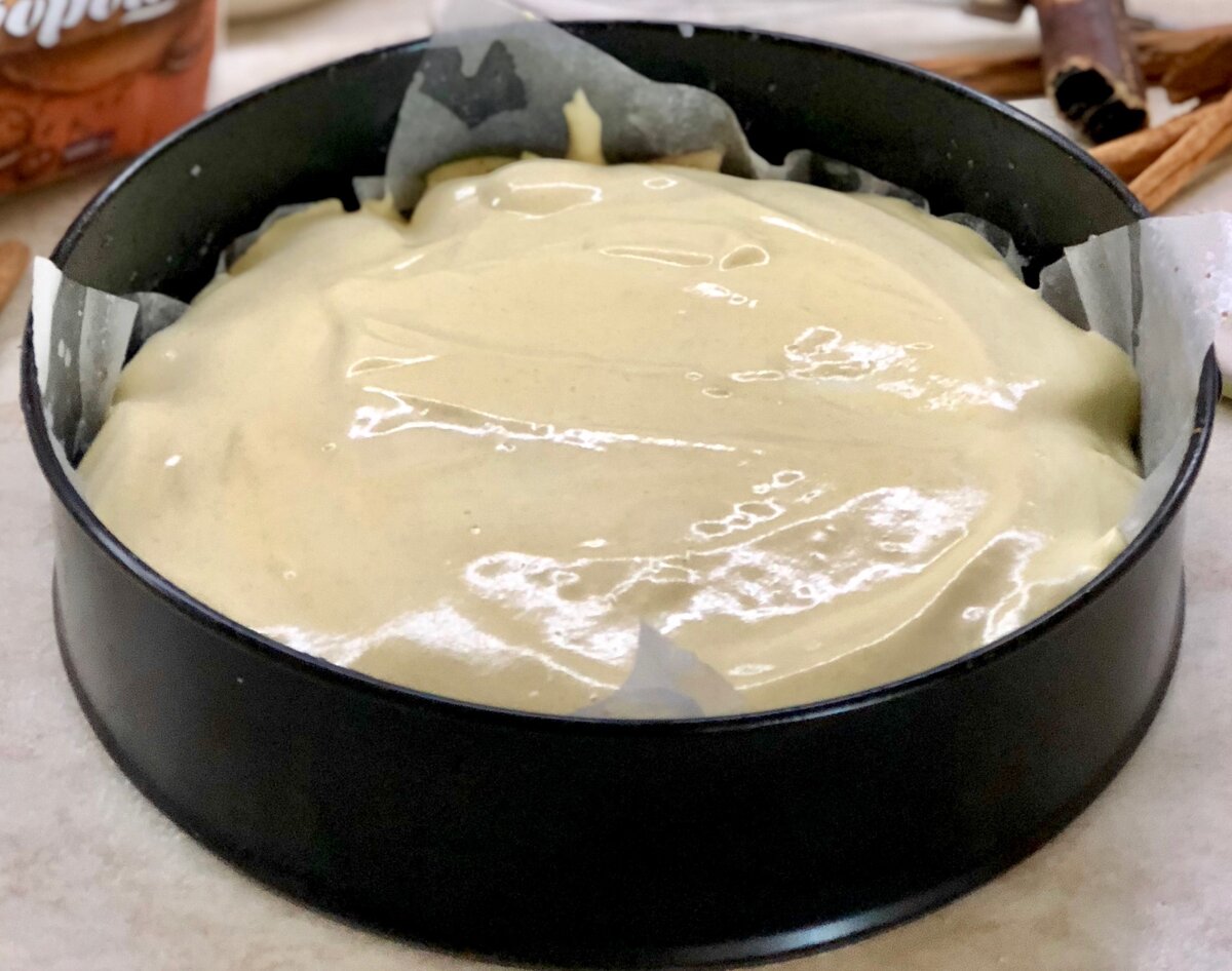 Выливаем тесто на яблоки 