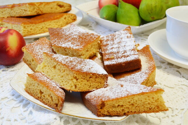 Ароматная выпечка со вкусом меда – чего еще можно пожелать сладкоежкам? Правильно приготовленный медовый пирог сохранит все полезные свойства этого ингредиента, а карамельный запах соберет за столом всю семью.