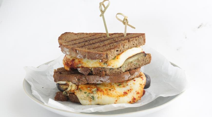 Горячий сэндвич с сулугуни и баклажанами, специально для www.gastronom.ru
