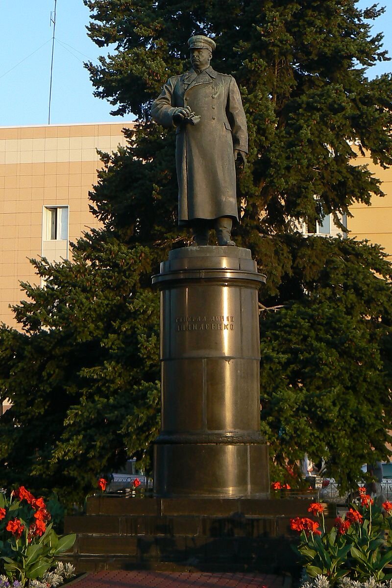 Памятник Генералу Апанасенко. Источник - сайт Википедия