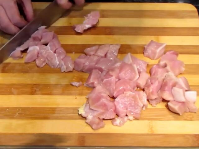 Мелко нарежьте мясо курицы!