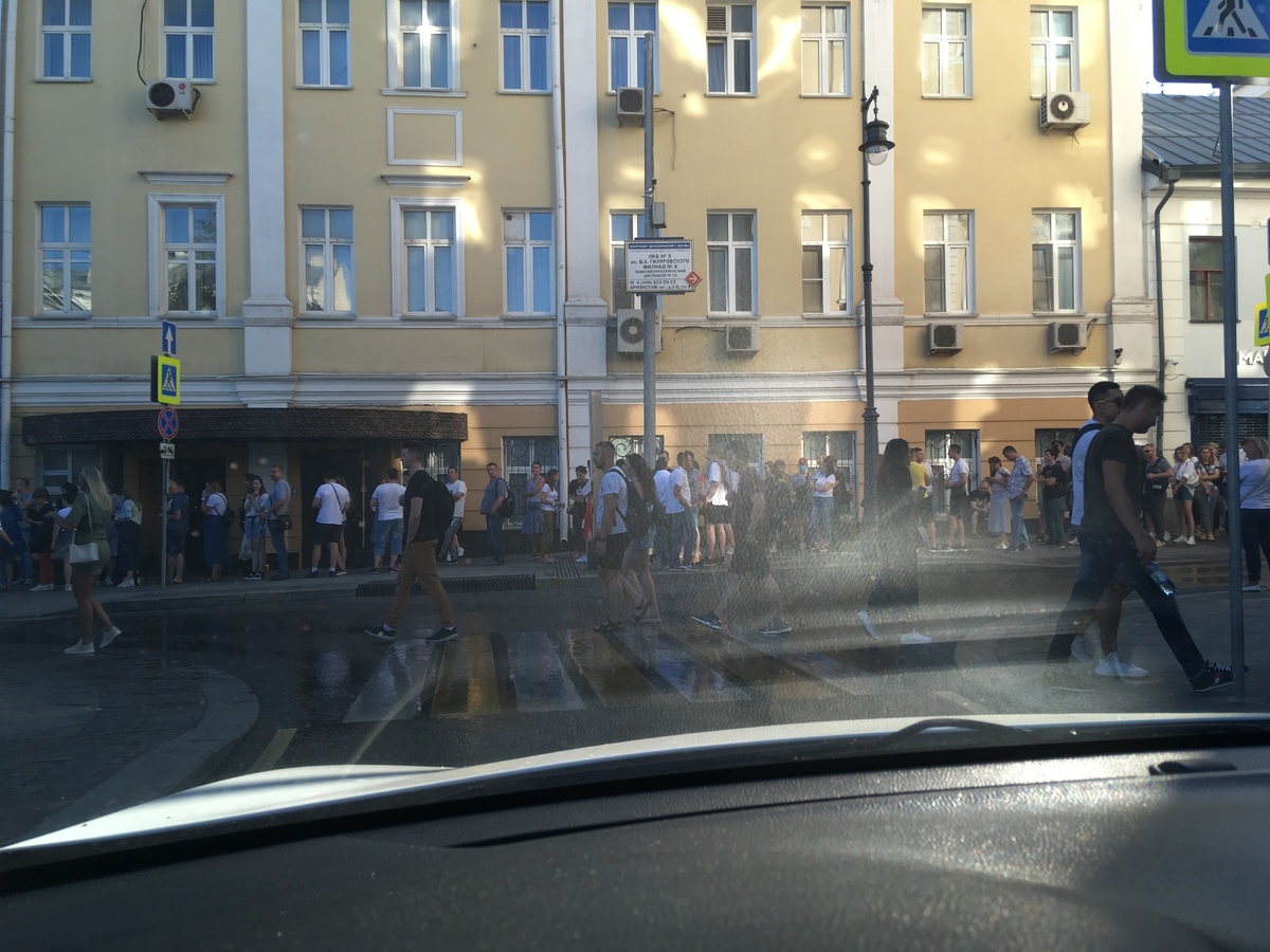 Очередь в посольство в Москве