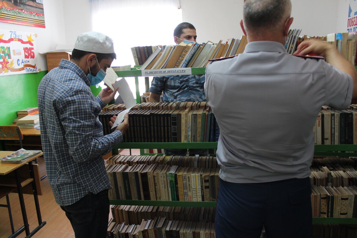 Представитель духовенства рассказал несовершеннолетним осужденным о последствиях терроризма и экстремизма, предостерег их от «псевдоислама» и призвал их быть разборчивее в религиозных течениях, оставаться самими собой, дагестанцами, представителями своей культуры и своих народов.
Участники встречи поблагодарили богослова за интересную и содержательную беседу.
В завершение мероприятия представитель духовенства совместно с сотрудниками администрации колонии проверили религиозную литературу, представленную в библиотеке учреждения. Стоит отметить, что подобные мероприятия в исправительных учреждениях проводятся регулярно и являются важным звеном воспитательной работы.

 


Пресс-служба УФСИН России по Республике Дагестан