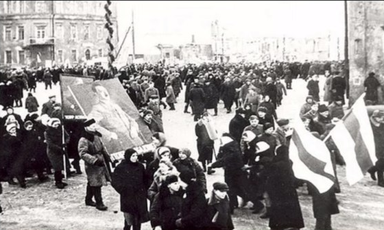 На фотографии можно увидеть рассматриваемые в этой статьи флаги. Люди держат их потому, что решили перейти на сторону Гитлера