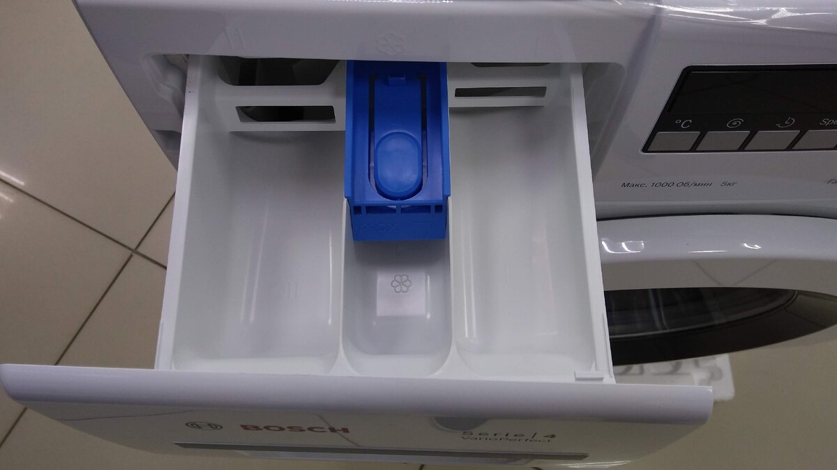 Кнопка для извлчения кюветы сделана синим цветом