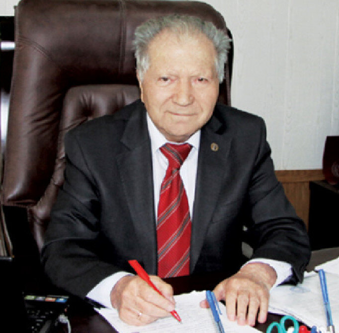 На фото: Эмирбек Зиядович Эмирбеков.