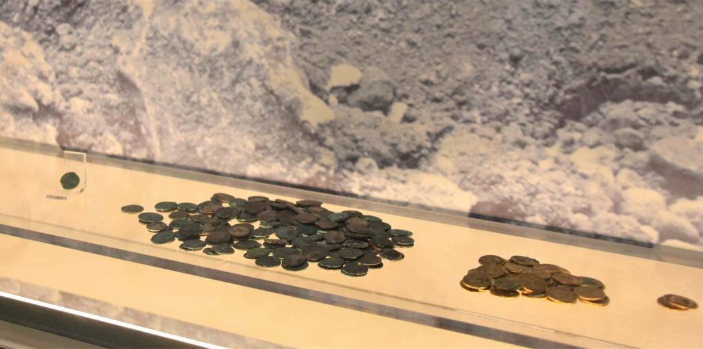 Клад из Дома Золотого Браслета на выставке «Tesori sotto i lapilli» в Антиквариуме Помпей. Фото: Parco Archeologico di Pompei. 