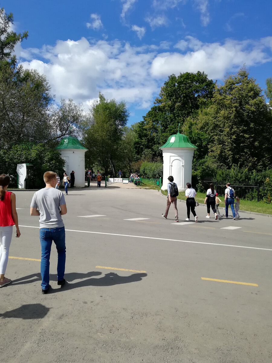 Вид на вход в музей-усадьбу. Издалека кажется, что посетителей не много.