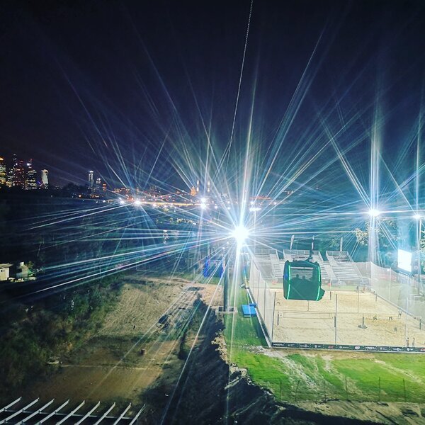 Вот такой вид открывается в темное время суток.