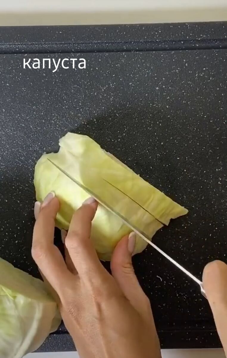 нарезаем капусту шашками.