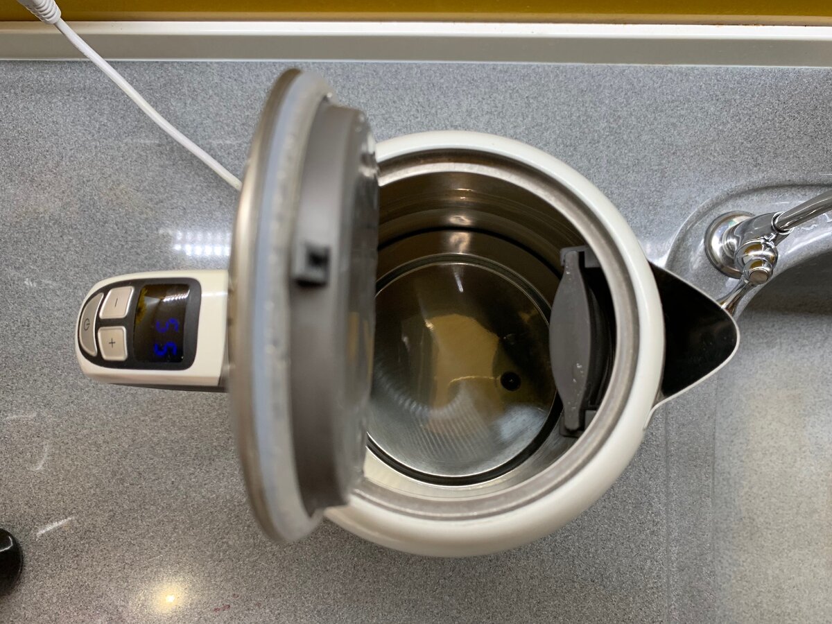 Так выглядит наш чайник - ему 4 года, обратите внимания что нет и следа накипи