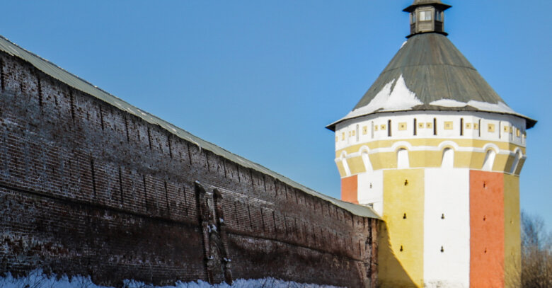 В юго-восточной стене Спасо-Прилуцкого монастыря находятся заложенные ворота. Когда-то в обитель было три входа, сейчас для туристов доступен только один. А в сторожевые трёхцветные башни  вообще не пускают. Кстати, в этой юго-восточной башне имеются таинственные «каменные мешки». | Фото с сайта towntravel.ru