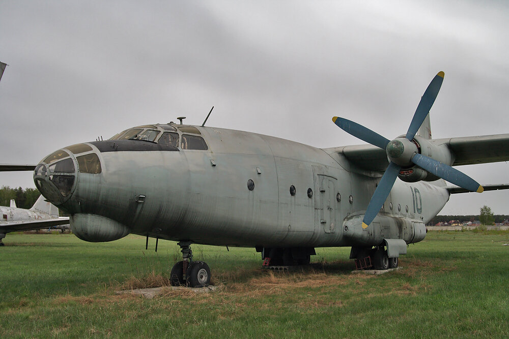 Ан 8. Ан12 ан8. АН-8 военно-транспортный самолёт. АН-8 СССР. Монино АН-8.