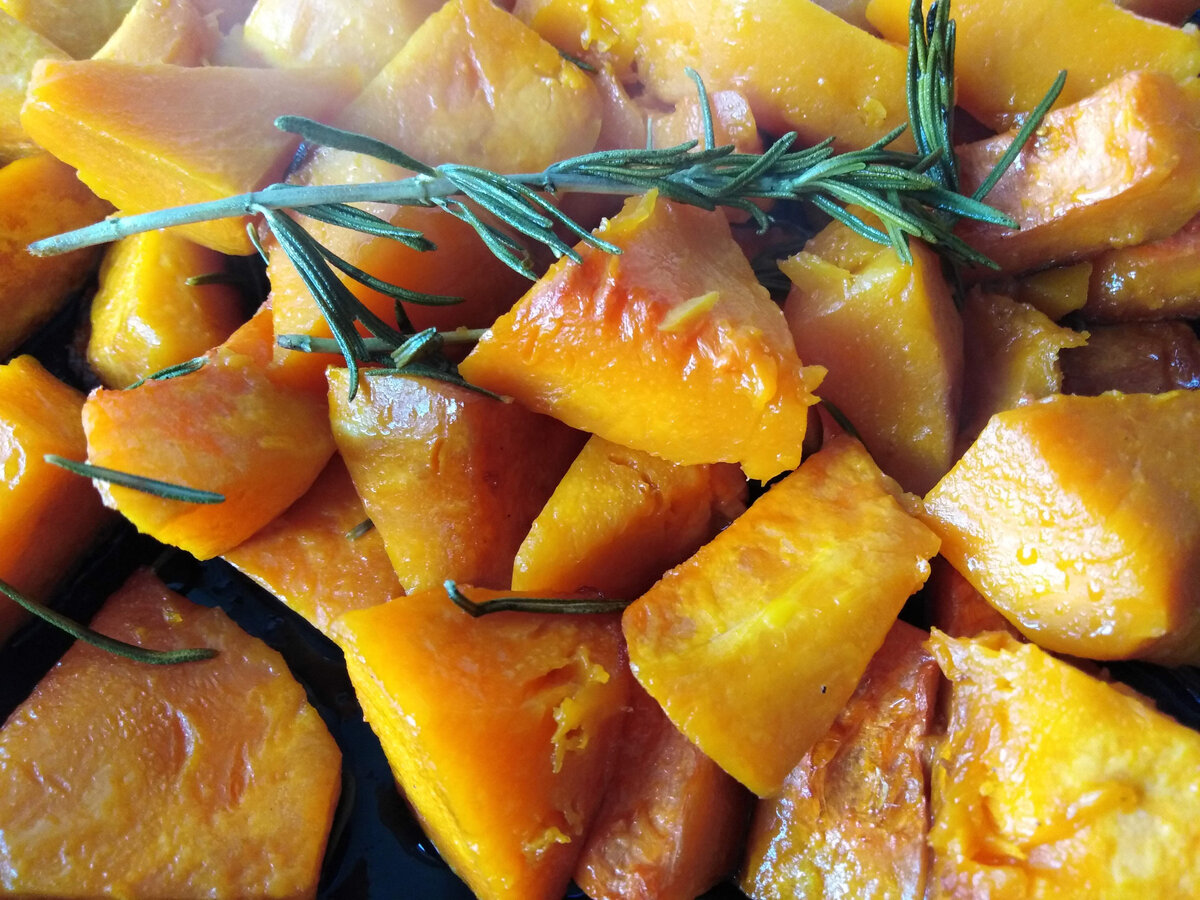 Тыква запеченная с розмарином. Тыква запеченная с розмарином. Тыква с розмарином рецепт. Запеченная тыква с брынзой. Тыква запеченная с розмарином.