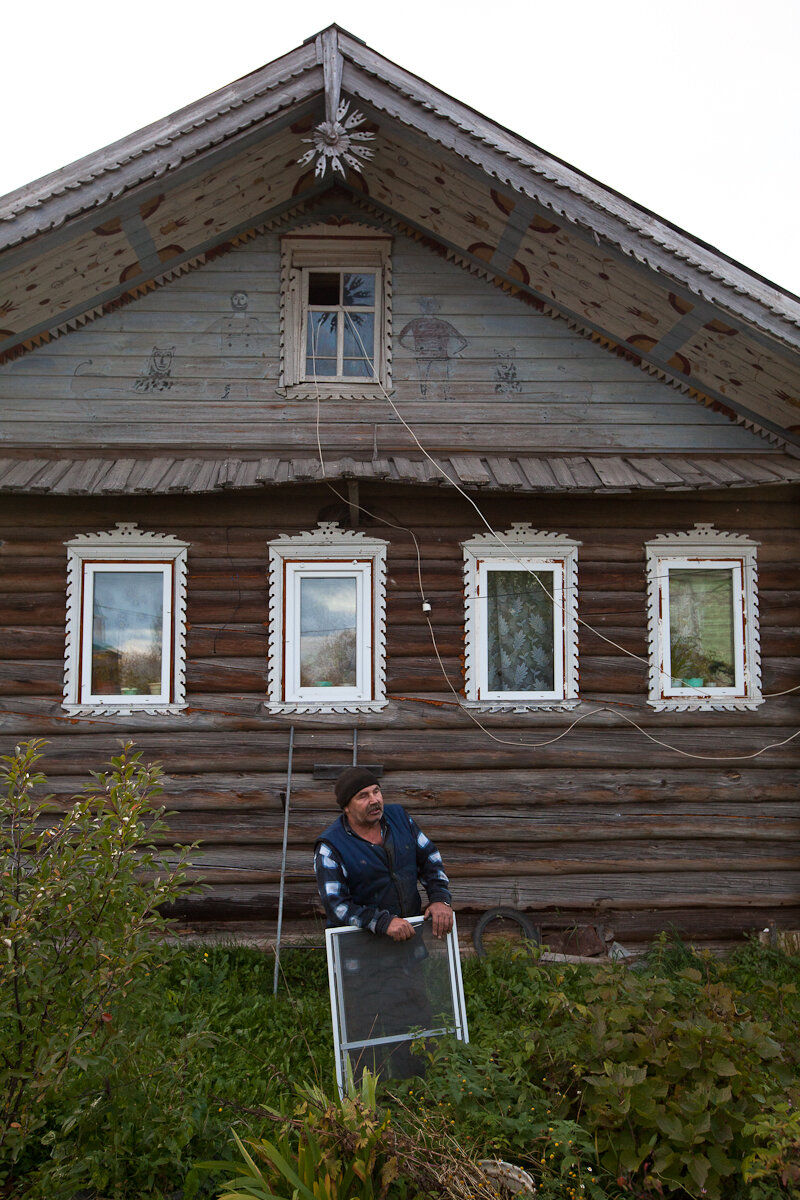 Пообщался с хозяином старого деревенского дома со львами и мужиками,  рассказываю кто расписывал такие дома и за чем | Непридуманные истории из  жизни | Дзен