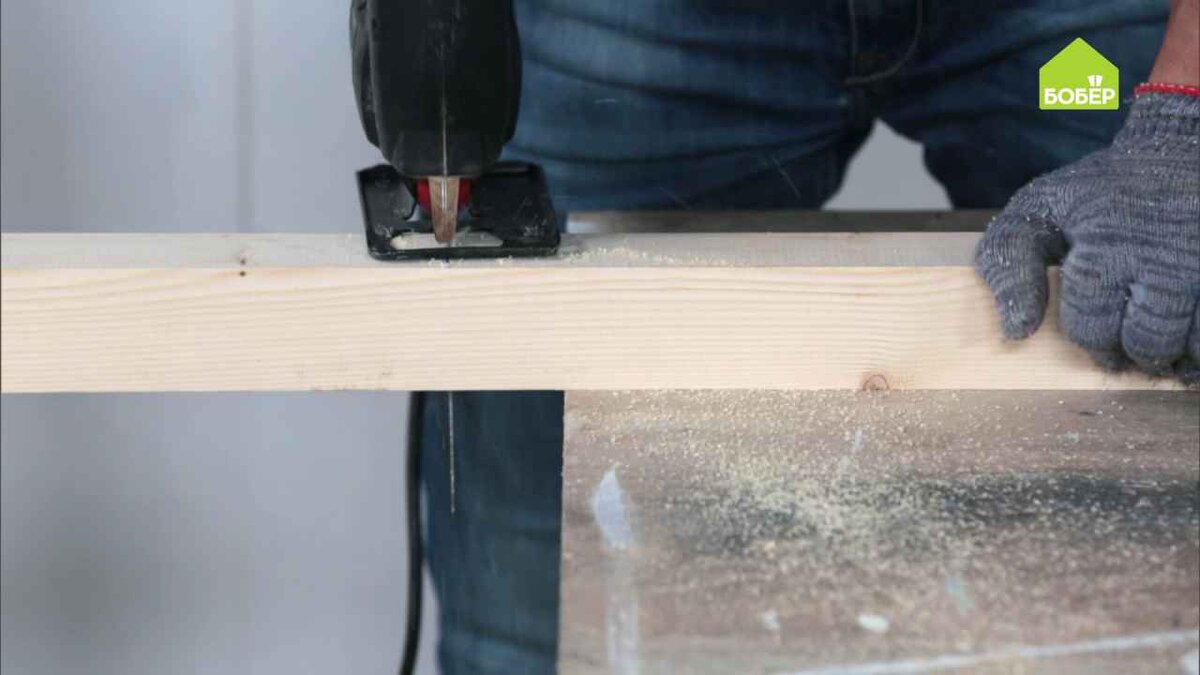 При помощи электролобзика отпилите заготовки по разметке.