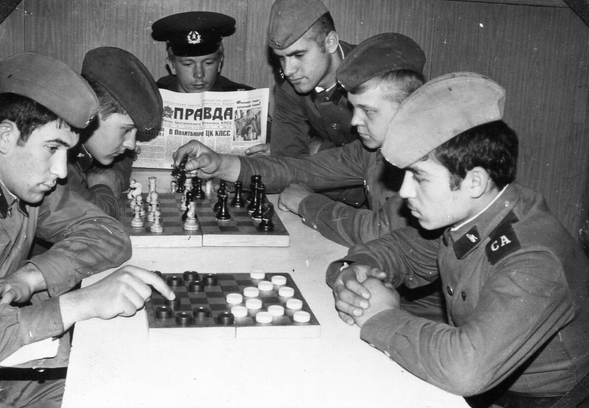 Караул в редкие минуты отдыха... Умиляет караульный с Первого поста за чтением газеты "Правда"...