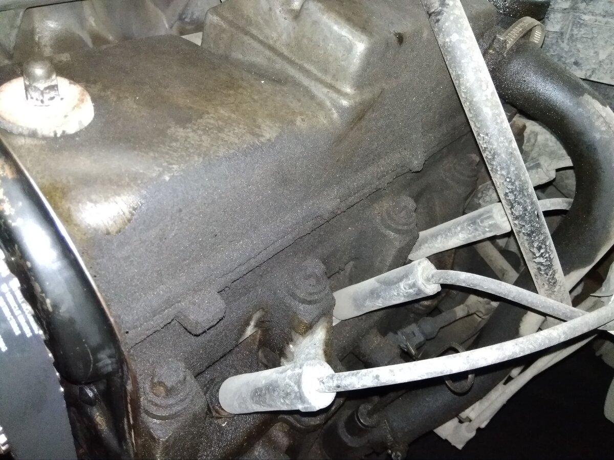 Прокладка клапанной крышки течёт.