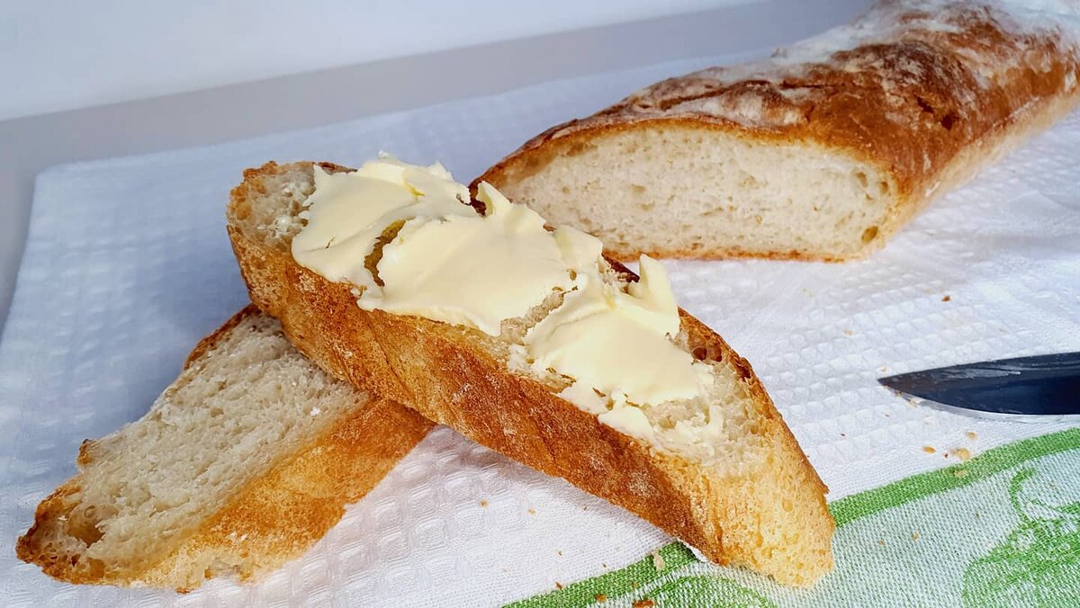 БАГЕТ С ХРУСТЯЩЕЙ КОРОЧКОЙ.

Не смотря на все преграды , которые происходили с тестом😂 и мне пришлось замешивать новое тесто , потом не хватило муки , я побежала в магазин , багет получился 👍, хрустящая корочка и мягкий , воздушный внутри .
Я брала половину порции.

Нам понадобиться :
Получается два балета.

Мука - 550 гр
Вода - 370 мл
Соль - 0,5 ч л
Дрожжи - 5 гр 

В просеянную муку добавить , соль , дрожжи  всё перемешать , добавить тёплую воду замешать тесто , тесто будет прилипать к рукам так и должно быть , закрыть стрейчем  и убрать на 1 час в тепло .

Через час обмять тесто , край тесто слегка оттянуть и им же накрыть тесто , так проделать со всеми краями и опять накрываем и  убираем  в теплое место , даём подняться тесту в 2 раза , такую процедуру проделываем 2 раза .

Стол присыпать мукой , готовое тесто выложить на стол , тесто руками растянуть в пямойгольный пласт и начинаем закручивать тесто и каждый виток прижимаем и так до самого конца шов должен быть внизу , концы багета подогнуть.

Багет выложить на пергамент в противень и под пергамент с обеих сторон положить скрученные полотенца , чтобы держалась форма багета , накрыть салфеткой тесто и оставить в тёплом месте на 40 мин .

Багет присыпать мукой сделать надрезы , духовку разогреть до 250 ° на дно духовки поставить чашу с водой и выпекать 20 мин .

ПРИЯТНОГО АППЕТИТА!!!!
#рецепт#багет#хрустящая#корочка#мягкий#воздушный#внутри#вкусно#футблогер#готовимсВикой

