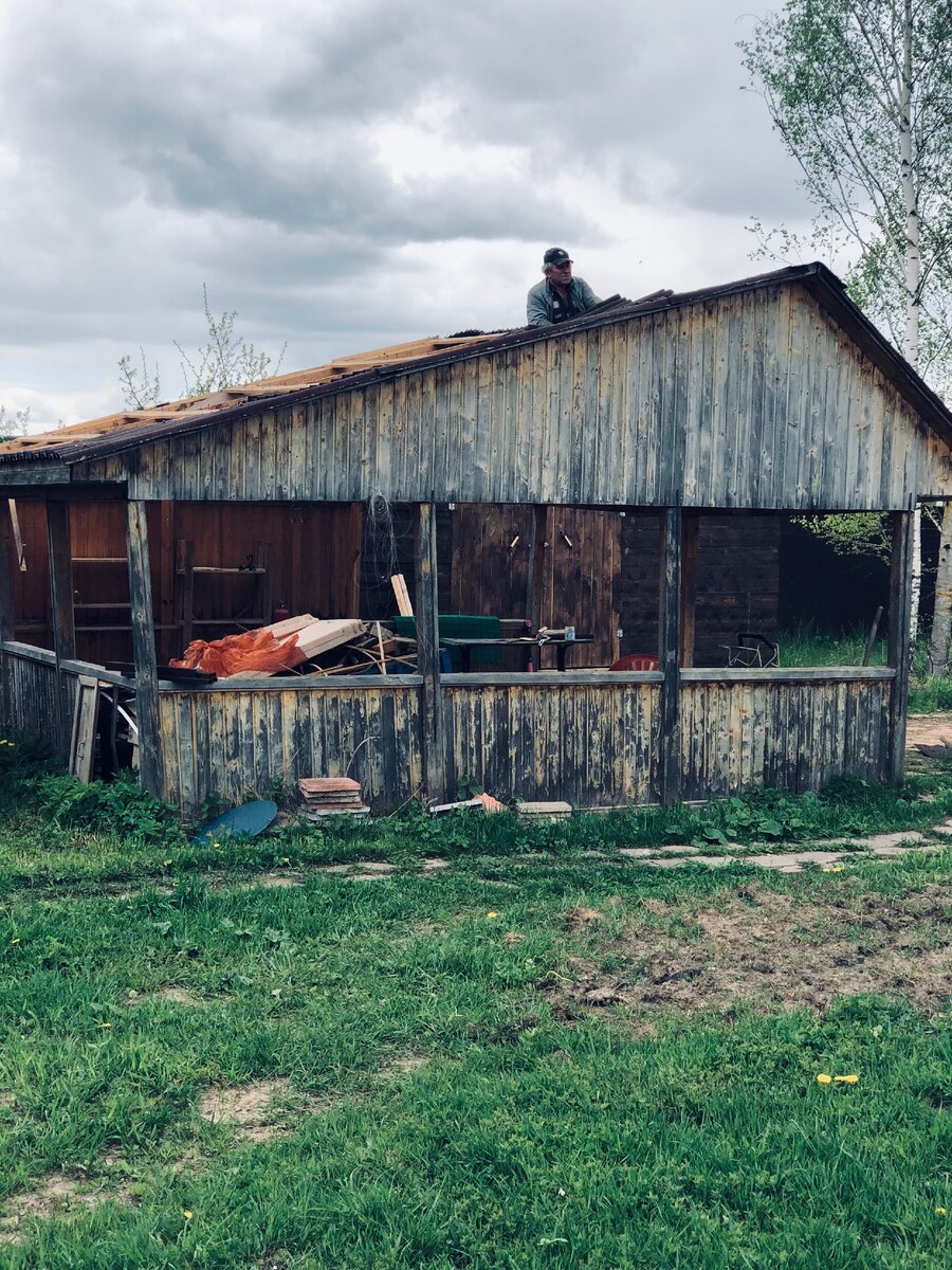 Старый "просто навес" в процессе слома. Везде фото автора. 