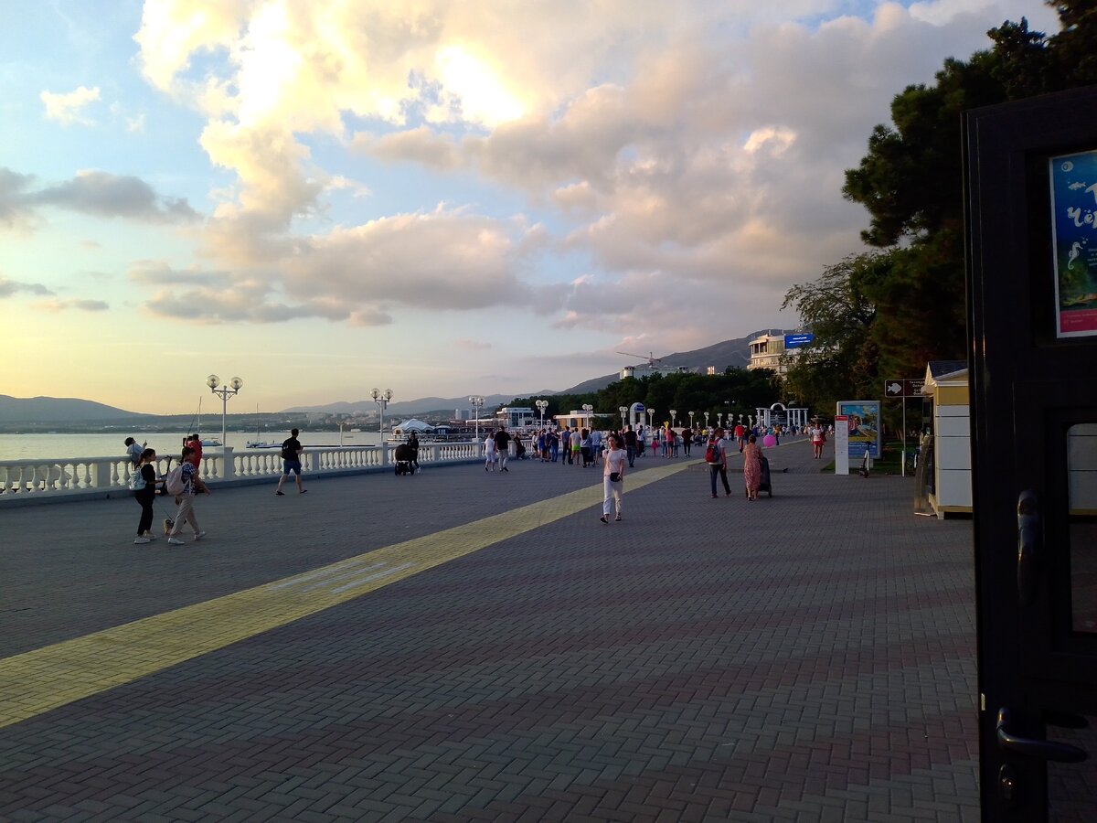 Даже в октябре в Геленджике продолжается настоящее лето.