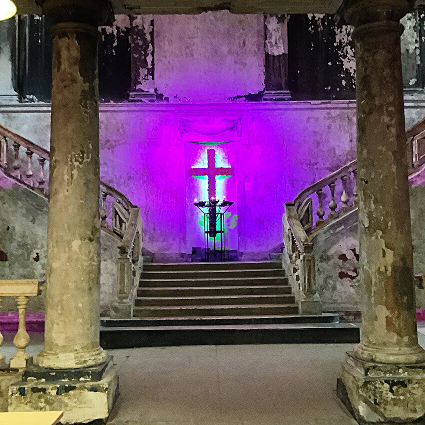 Первое, что видно от входа — распятие и свечи. Фото автора